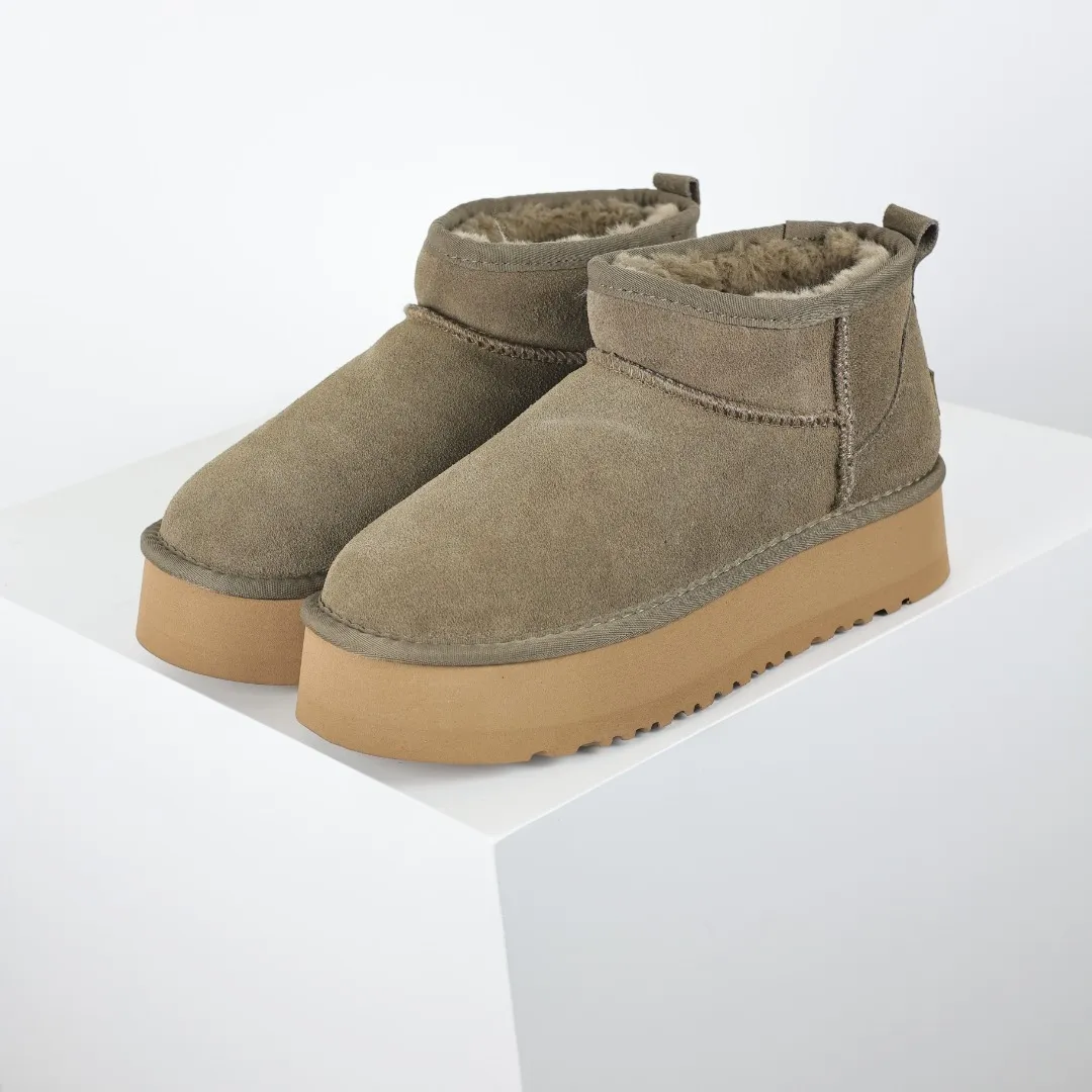 Pick up locally 💰440 The core recommendation is good price E4 UGG Thick-soled short style Zhou Dongyu and Wang Yibo's same series Xiaohongshu popular model Henan Longfeng leather production Cashmere insole is a very suitable choice for keeping warm in winter when going out and at home. In the new year, uug launched a style series, which is partially geared towards the preferences of young consumers and has also been at the forefront of fashion trends. Shoe body material UGGPURE™ implanted wool insole Lightweight non-slip and comfortable rubber outsole With brand LOGO and complete packaging Size: 35 36 37 38 39 40